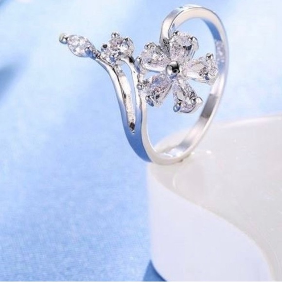 The Earth Laughs in Flowers Ring - Picture 4 of 6